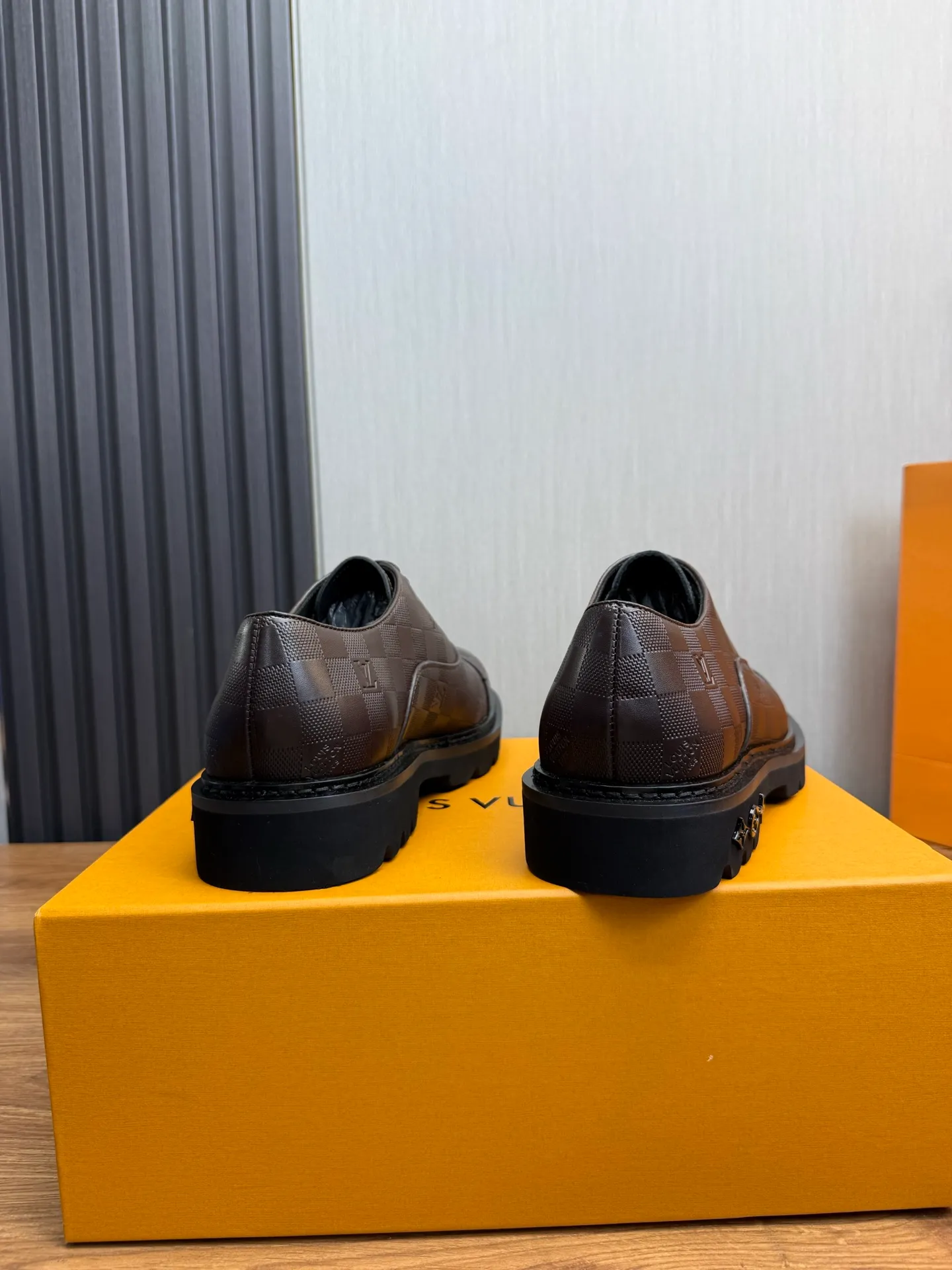 Men's shoes 💰900💰 LV. Men's casual lace-up leather shoes, the latest hot style 🔥 1:1 original purchase quality, top quality goods ⬆️The upper is imported open-edge beaded cowhide, cowhide, and cow suede. The hand-made three-dimensional stitching highlights the round toe design. The inner foot pads are all imported cowhide, with the original wear-resistant foam outsole, matching code 39-44, (38, 45 custom-made, non-refundable)